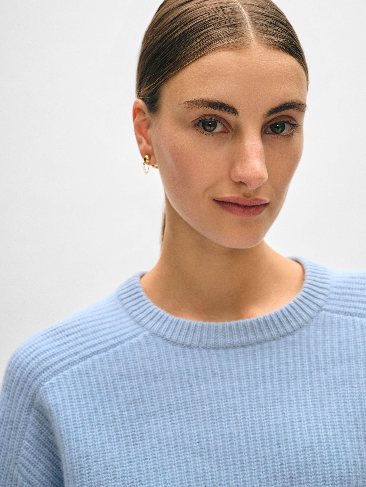 CASHMERE SADDLE SLEEVE CREWNECK | LIGHT BLUE