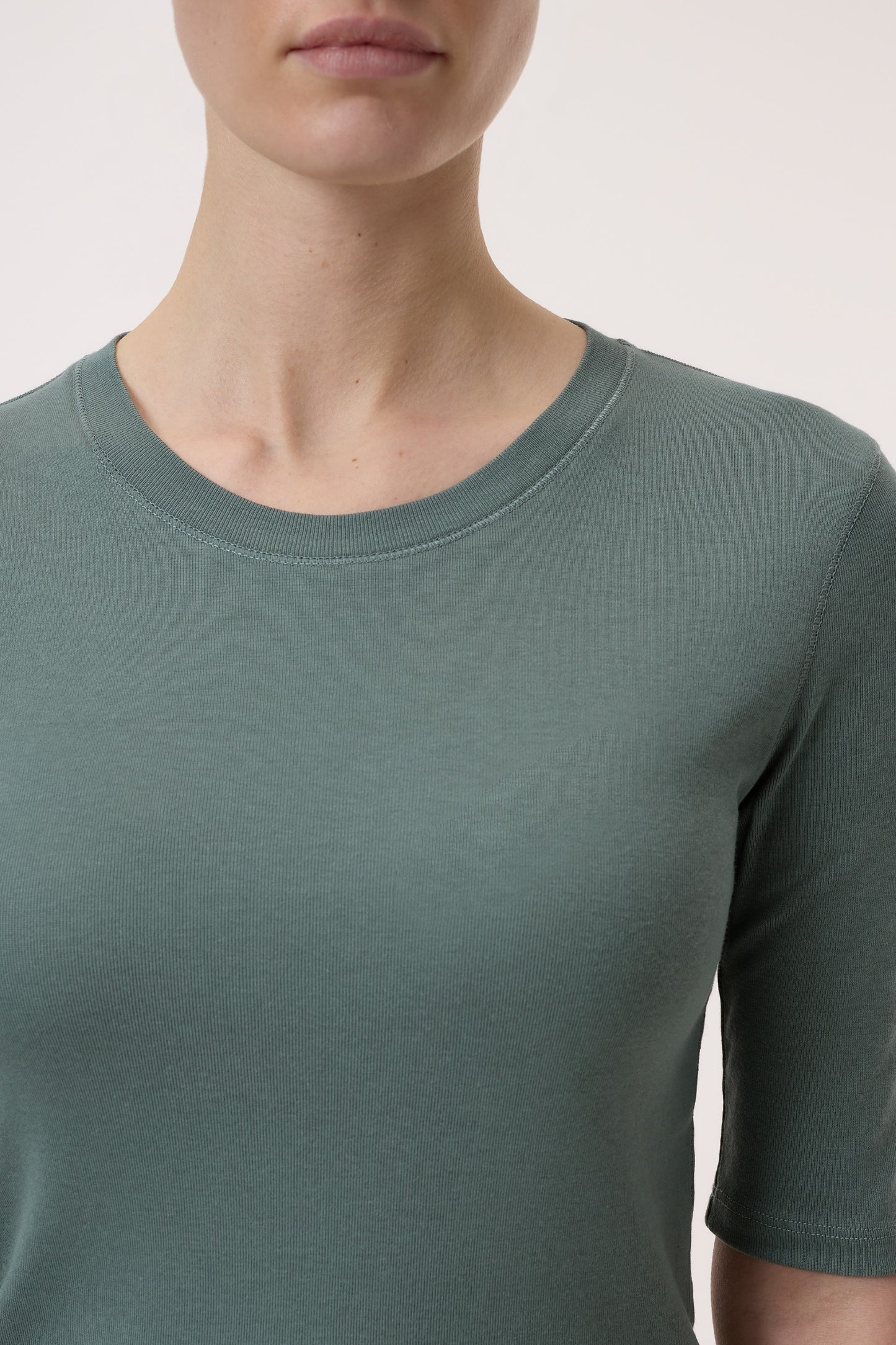 CREWNECK SHORTSLEEVE | GREYISH GREEN