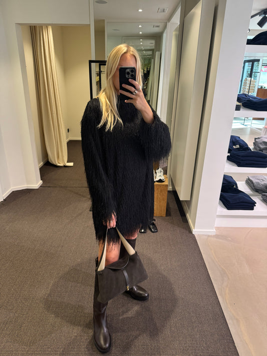 BLACK / 34