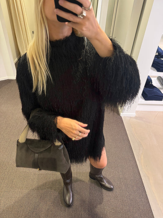 BLACK / 34